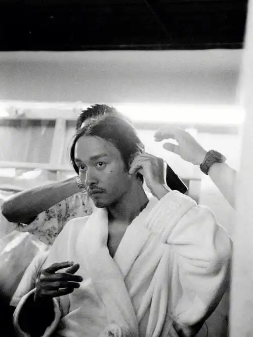 哥哥张国荣很适合做壁纸的图片