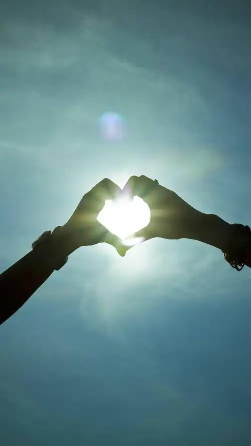 浪漫夕阳手比心形