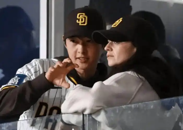 原创宋仲基和外籍老婆看球赛凯蒂产后变沧桑看起来像母子