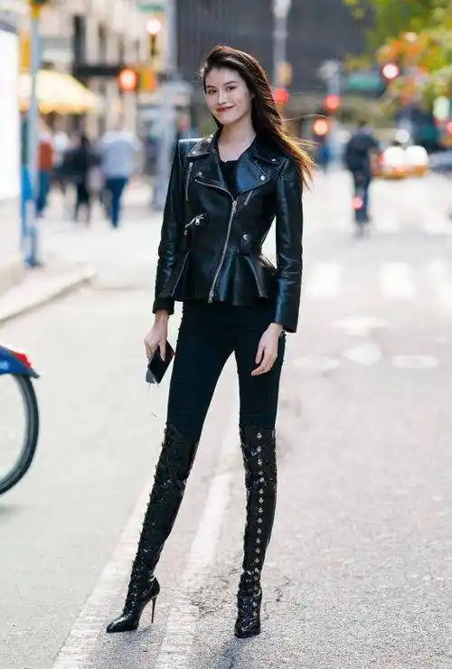 黑色皮衣搭配黑色长裤精干又时尚,搭配什么鞋子还好看呢-第1张图片