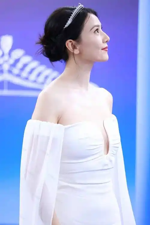 【高圆圆性感美图】露肩深v白裙,女神般典雅惊艳,营造冠冕绮梦