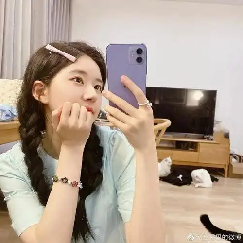 组图:赵露思七夕宠粉晒九宫格自拍 嘟嘴比耶活泼可爱