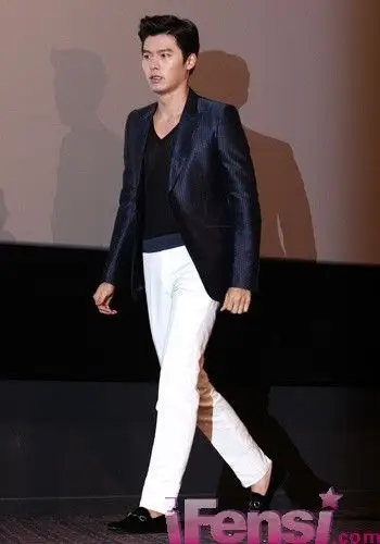 玄彬牵手汤唯 飞机头发型出镜《晚秋》首映会