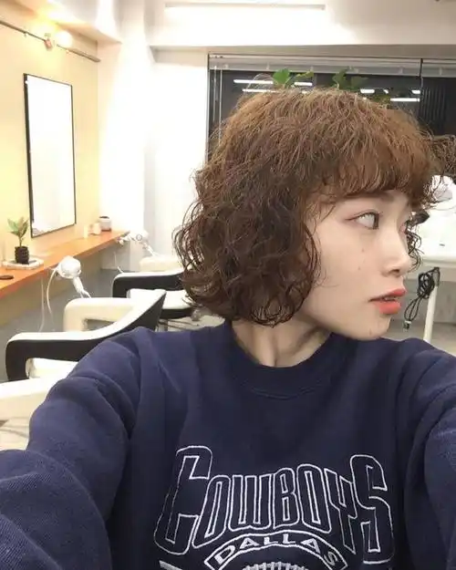 头发少的女性选发型,可以试试全头烫波波头,时尚有型显发量