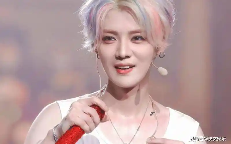 34岁鹿晗现身北京机场!