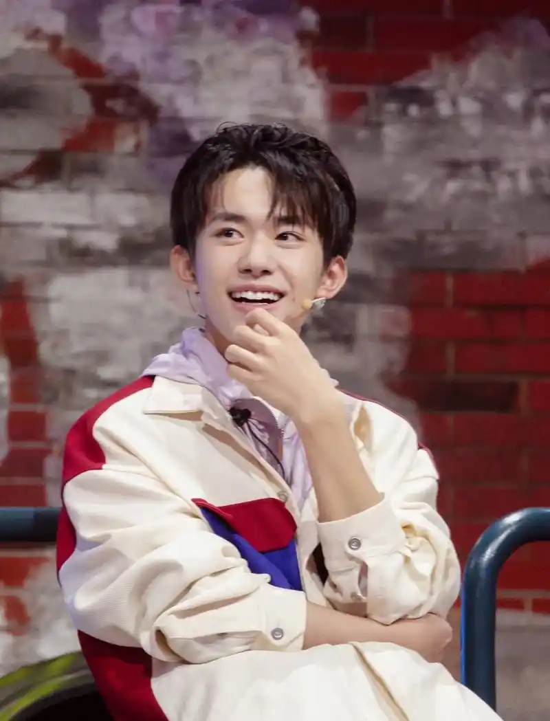 tfboys分享200918易烊千玺笑容合集让千玺的治愈笑容融化你的心