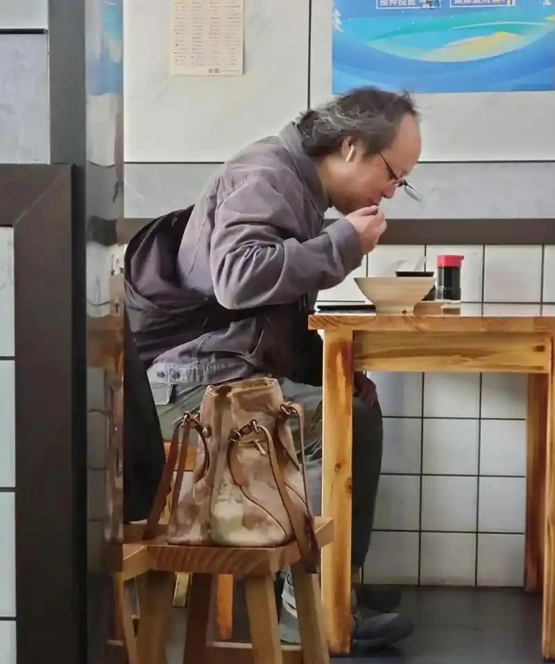 有网友偶遇窦唯在沙县小吃吃面条!