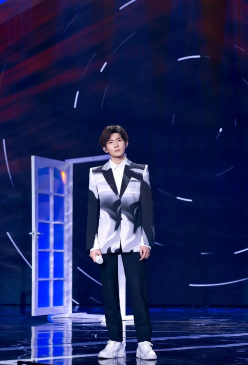 行业封杀而在聊天记录中霍尊所吐槽的"无才原创歌手",疑似小鲜肉王源