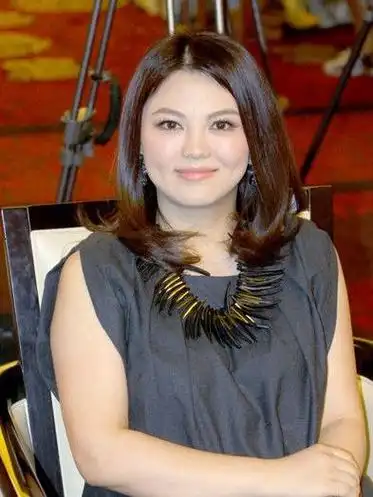 不得不说的是,这一男人穿着很休闲,身高也不是很高,可能是李湘的找