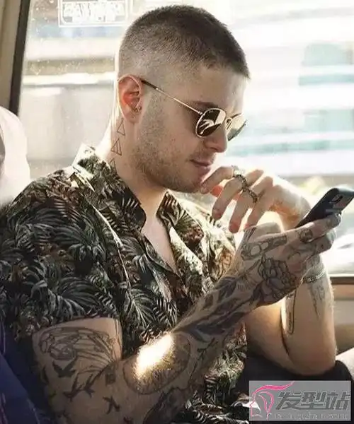 最近很流行渐变寸头,两侧和下方采用渐变设计,上方推成短寸头,酷炫