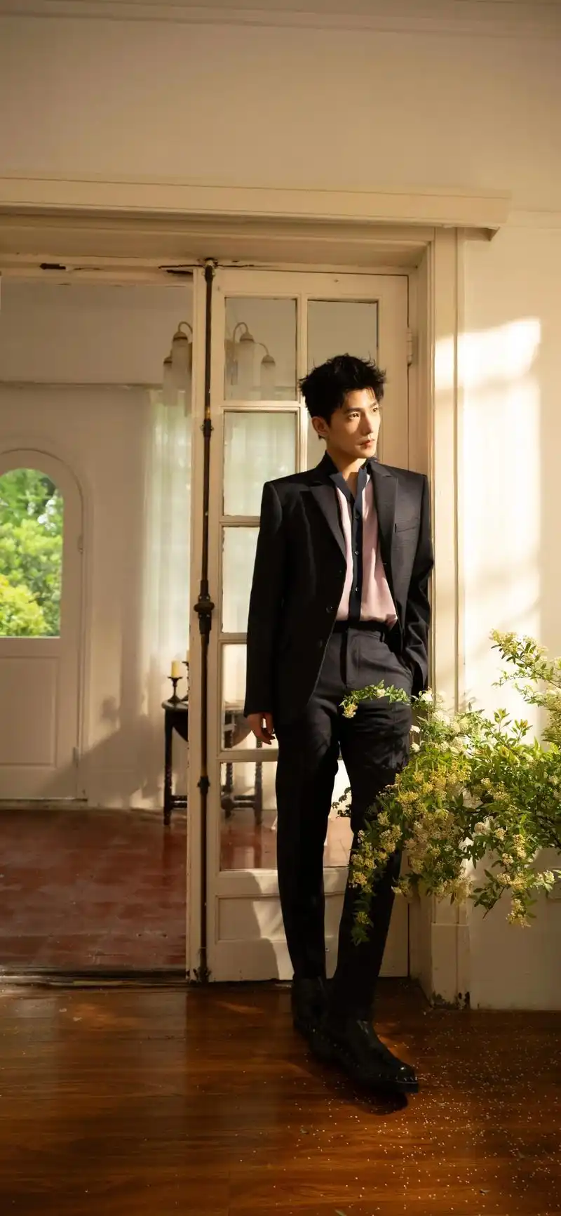 杨洋的专属壁纸 这张壁纸以杨洋为主角,他的笑容温暖如阳光,让人感受