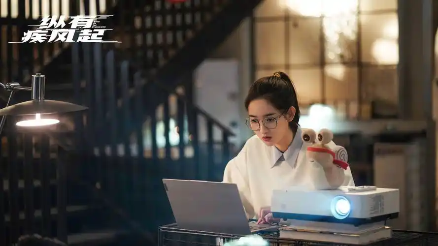 王玉雯《纵有疾风起》热播 白鹦智解职场危机_公司_工作_进行