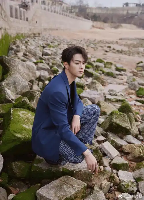 许凯蓝色西装礁石大片