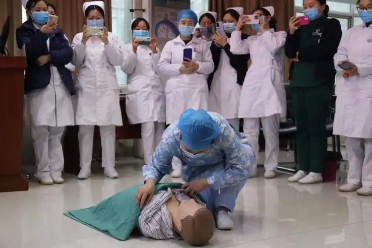 电除颤,经口气管插管技术对心跳骤停患者进行抢救,强调急救意识及团体