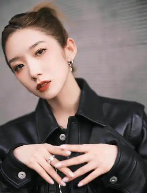 孟美岐摩登性感写真图片孟美岐皮衣造型魅力气质鞋写真