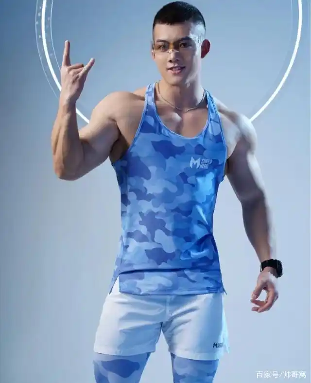 英俊帅气的健身教练,诱人的马甲线,强壮的肌肉,这是谁的男朋友