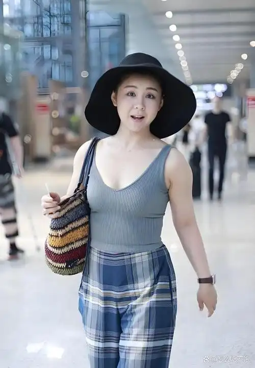 李小萌:从童星到幸福人妻,演艺与公益路上的璀璨之星