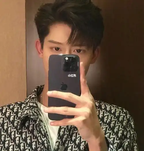 男生发型推荐王嘉尔同款港风测背三七分