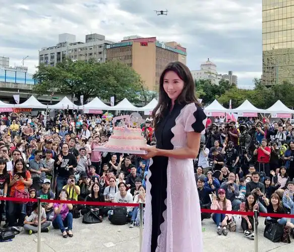 林志玲晒44岁庆生照!一袭黑白长裙温柔可人,被她的好状态惊艳了