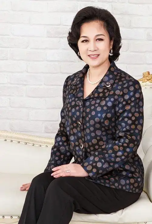 60岁女性短发烫发图片赏析 中老年女士修剪短发造型(4)