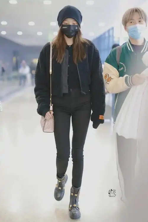 关晓彤机场私服lookallblack穿搭帅气十足尽显完美好身材