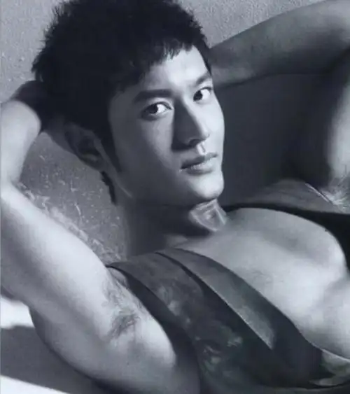 为了美观女生穿无袖都会去除腋毛,男生不去腋毛是因为不影响.