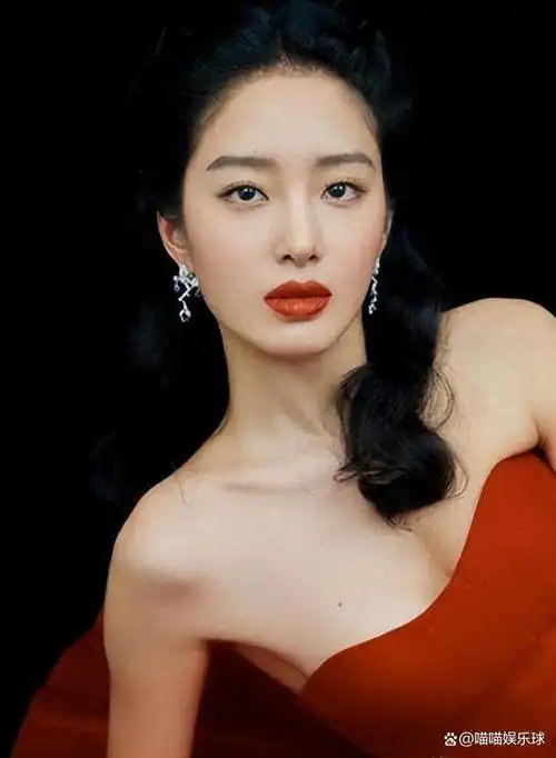 比刘亦菲性感!30岁杨采钰,饱满有料妩媚动人!