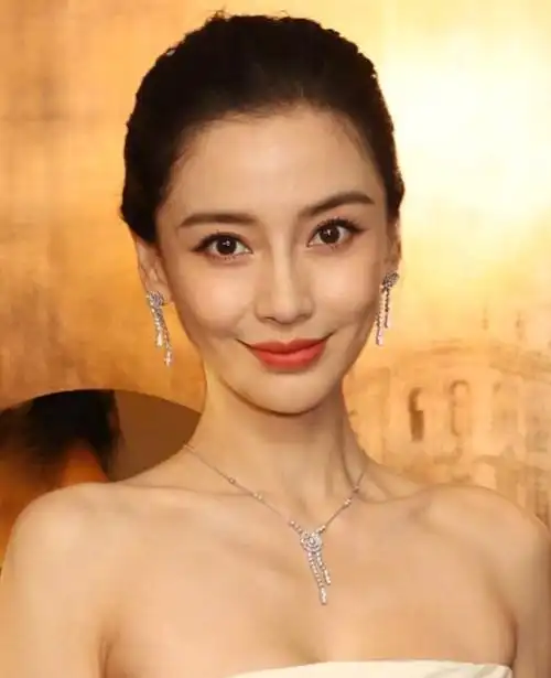 粉丝用"杀回内娱","红毯女王回来了"等口号给杨颖助威也没有用,在杨颖