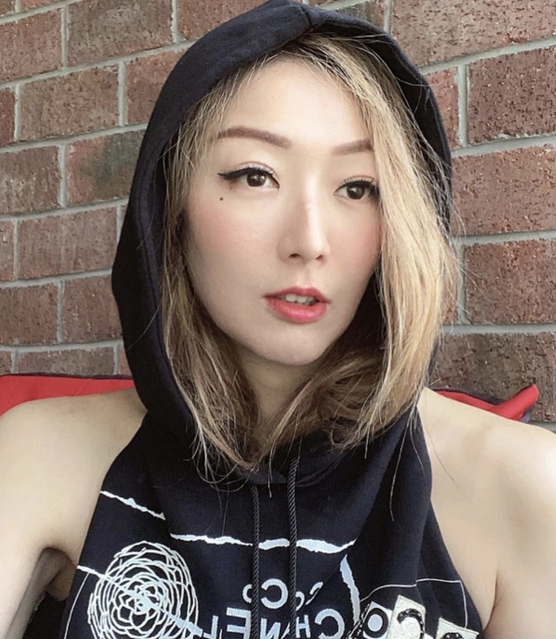 郑秀文自认爱美心急试夏装 妆容精致秀性感直角肩