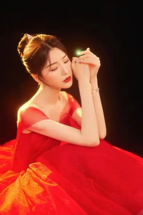 毛晓彤写真大片曝光 一袭红色纱裙明媚迷人|毛晓彤|写真大片_新浪新闻