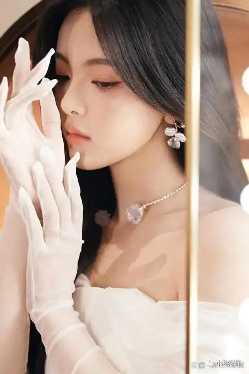 杨超越的知名度始于参加中国选秀节目《创造101》(也称为《偶像练习生