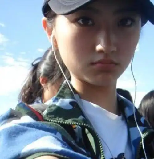 景甜大学时期军训照被疯传,网友:那时的她和现在判若两人!