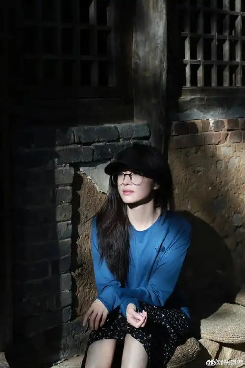 胡冰卿蓝色的午后##胡冰卿享受生活的松弛感