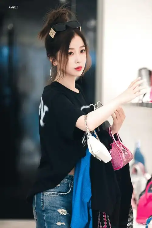 虞书欣随意丸子头