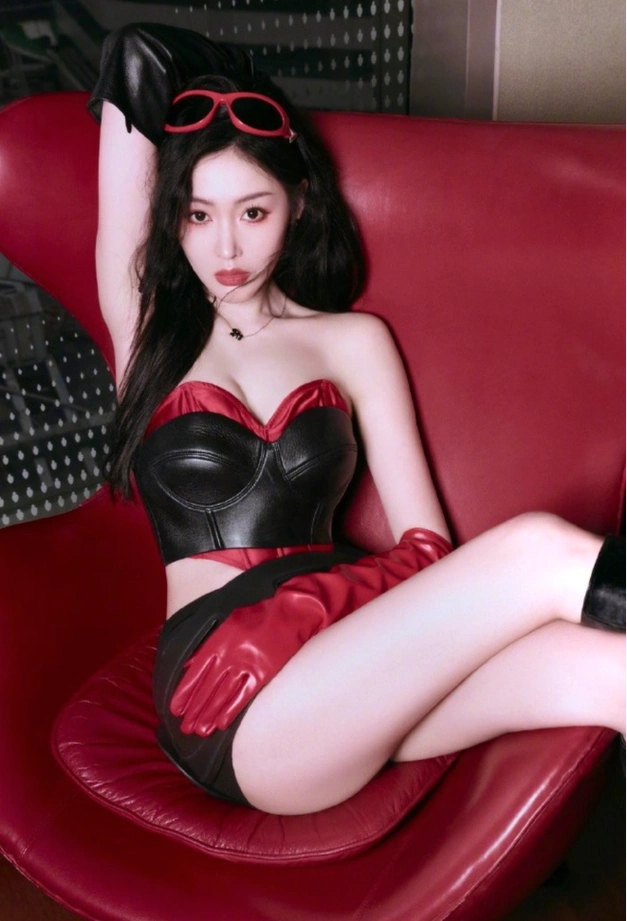 张天爱展现黄金腰臀比,马甲线夺目,瑜伽健身照令网友惊呼热辣