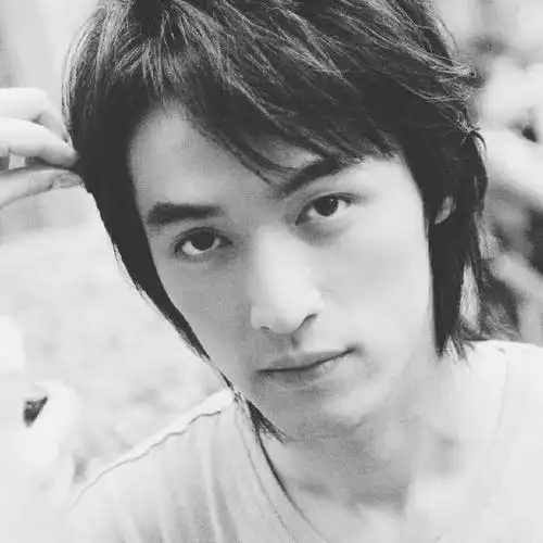 先看胡歌,现在的胡歌成了很多人眼中的气质男神,举手投足间都散发着