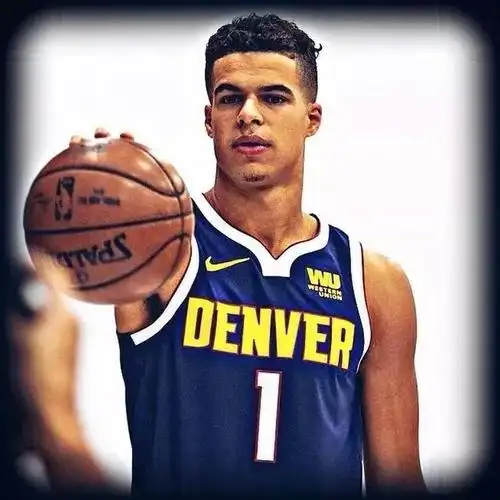 会区分出谁是长官谁是下属,而在影片当中中将和大左居然站在了一起,没