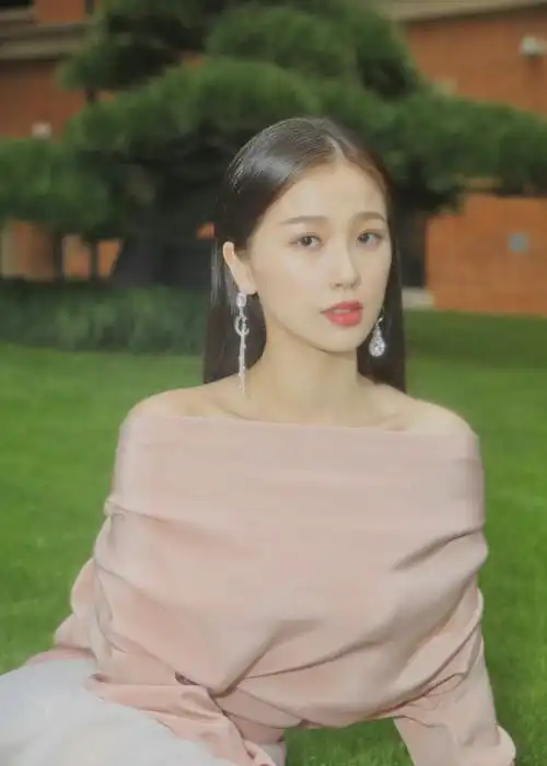 虞书欣这组图证明了长得一般不要挑战贴头皮发型