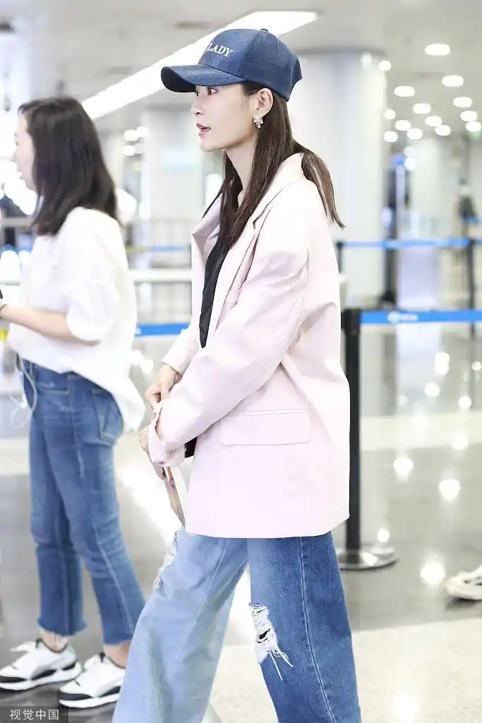 "纯妃"王媛可装扮潮酷不失甜美 手拿英语书时刻"充电"