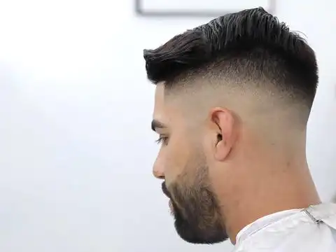 一款渐变侧背发型送给大家,男人都该试一试,太帅了