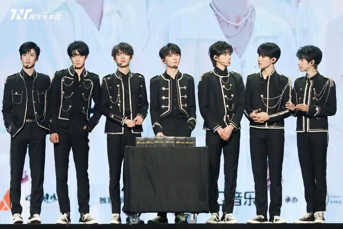 时代少年团按时长大周年演唱会#  ——按时见证 舞台炙热 梦想滚烫