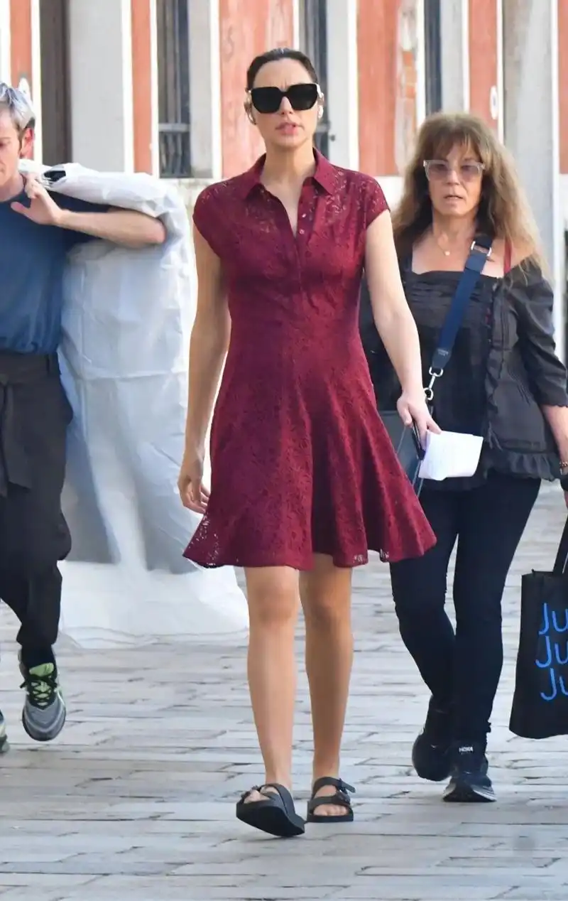 神奇女侠盖尔·加朵在威尼斯外出.#欧美美女明星# #欧美街拍 - 抖音