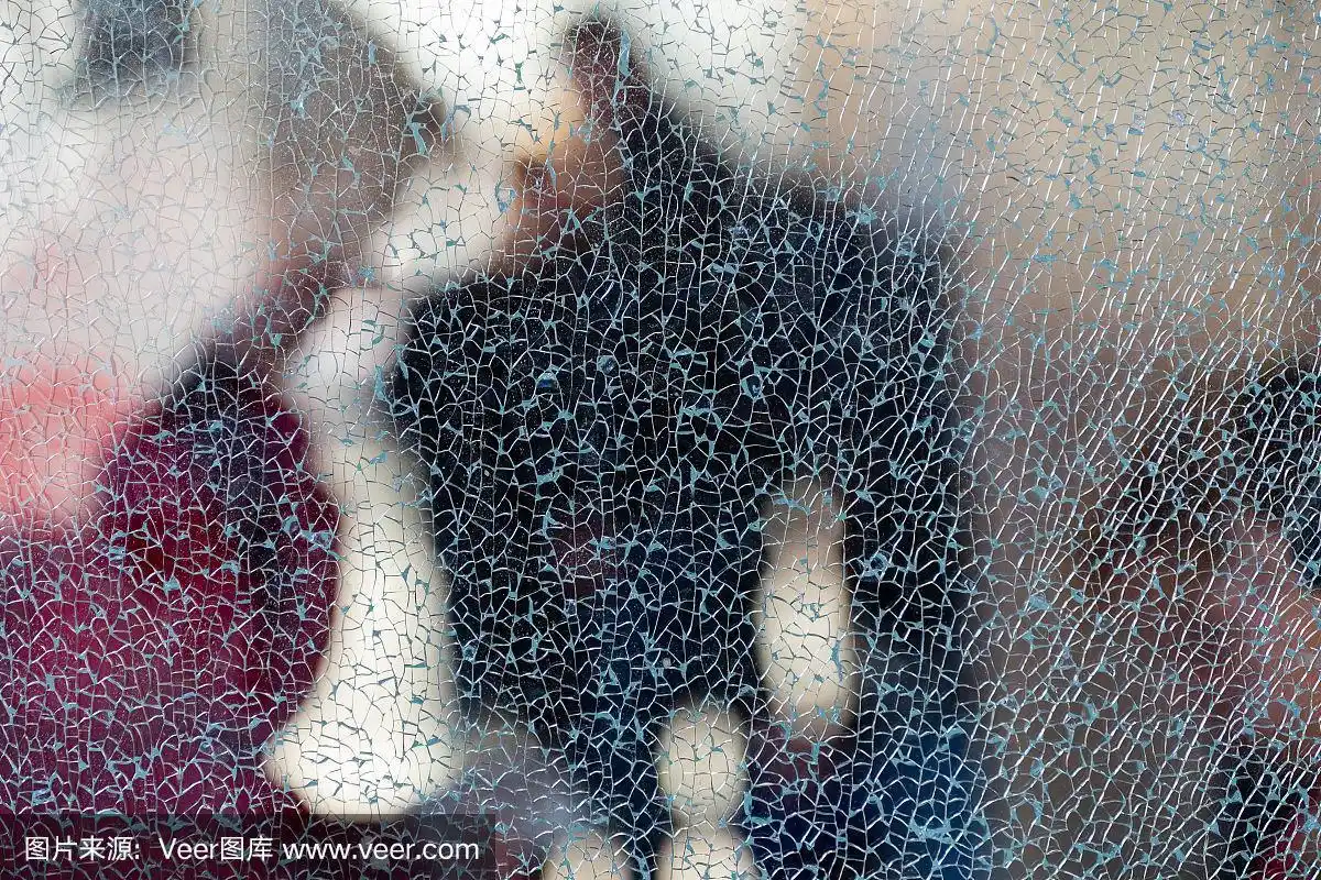 碎玻璃后面模糊的人影.有细小的裂纹.创造性的背景.女性形象.汽车站.