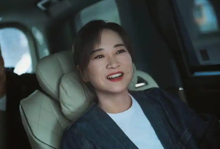 瘦100斤挣26亿票房的贾玲,穿十万奢牌闯时尚圈_西装_造型_来自