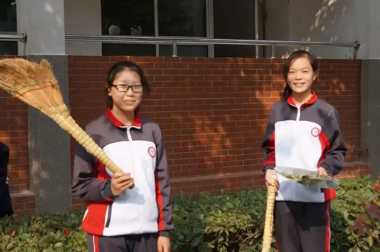 富平县实验中学校园卫生整理掠影