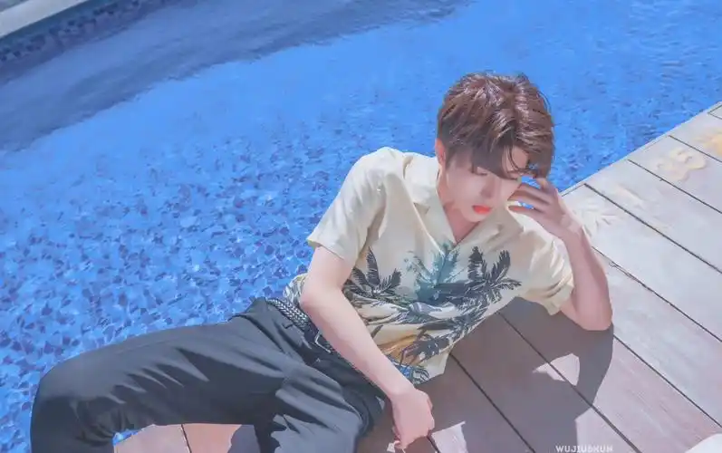 cr:五九猪猪葵_蔡徐坤精修(海蓝 手机壁纸)