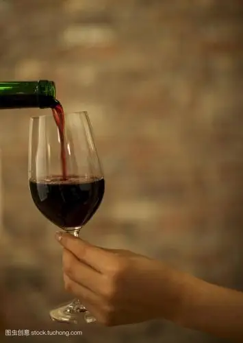 将心事一点点融入到酒中.