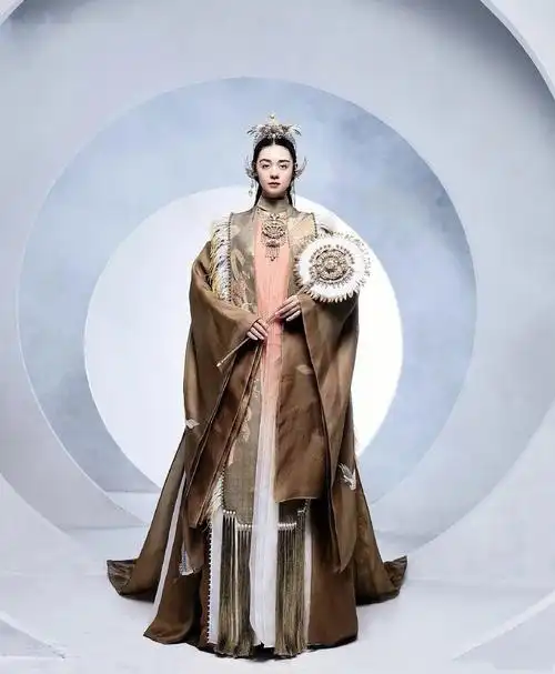 盖娅传说以完美融合古今时尚的大气华服,登上国际舞台#婚纱礼服  #我