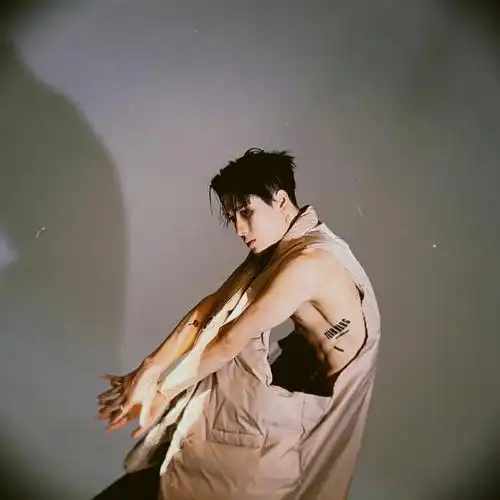 王嘉尔再登新加坡elle封面#王嘉尔新杂志 封面鲨疯了,若隐若现的腹肌