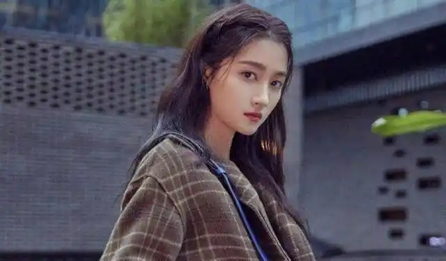 关晓彤张一山同现身拍戏,两人体型太消瘦,女方全程保持黑脸?